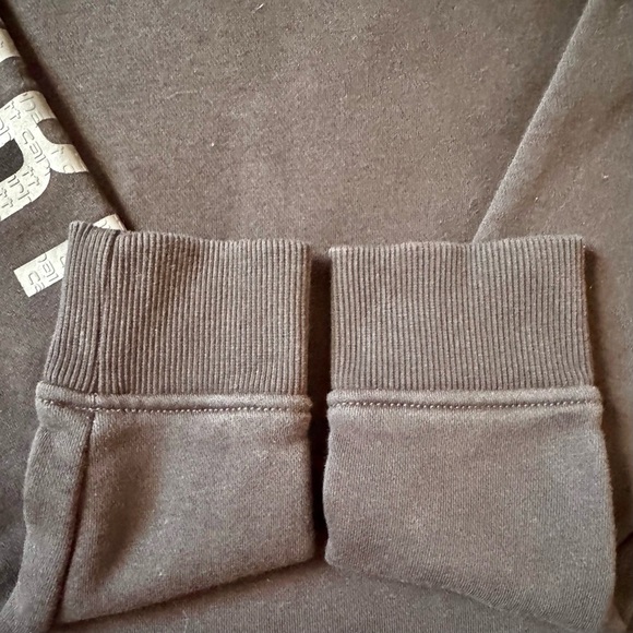 Carhartt Women’s Black Crewneck Sweatshirt - Picture 7 of 8